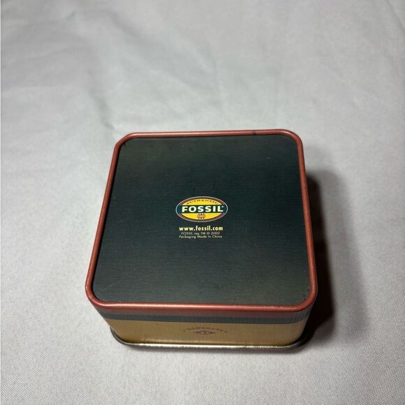 3.5” Authentic Fossil Watch Tin Collectors Item Excellent Preloved Condition - Picture 3 of 5